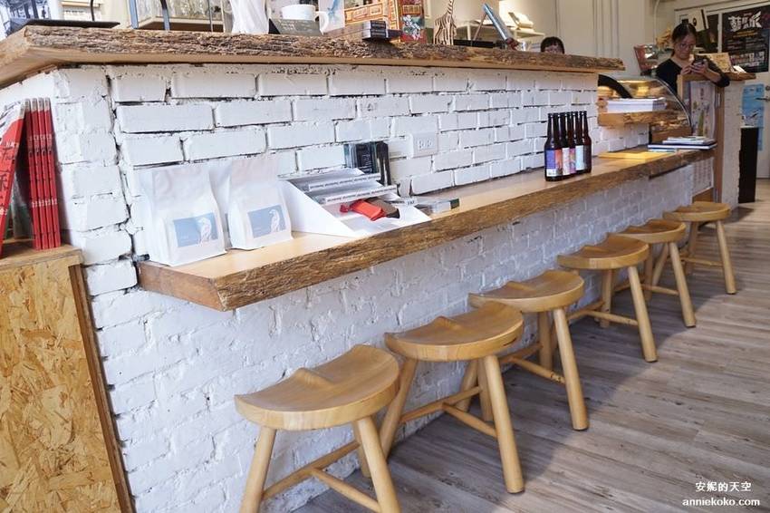 [基隆 見書店 ]充滿乾燥花的獨立書店 翻翻書喝杯咖啡 從see到sea的距離 - 安妮的天空