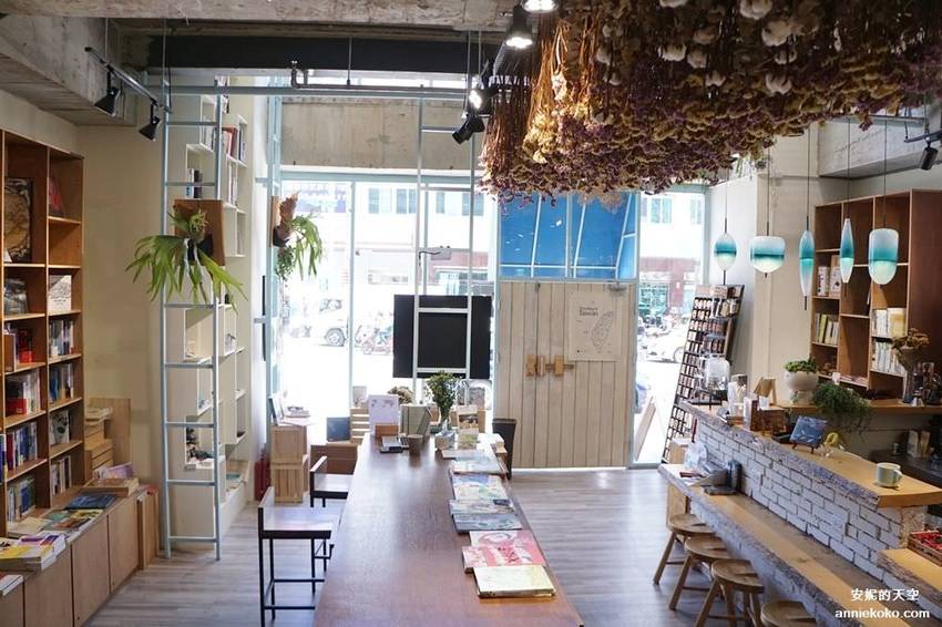 [基隆 見書店 ]充滿乾燥花的獨立書店 翻翻書喝杯咖啡 從see到sea的距離 - 安妮的天空