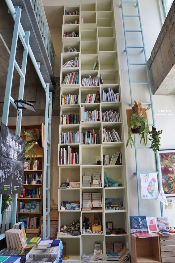 [基隆 見書店 ]充滿乾燥花的獨立書店 翻翻書喝杯咖啡 從see到sea的距離 - 安妮的天空