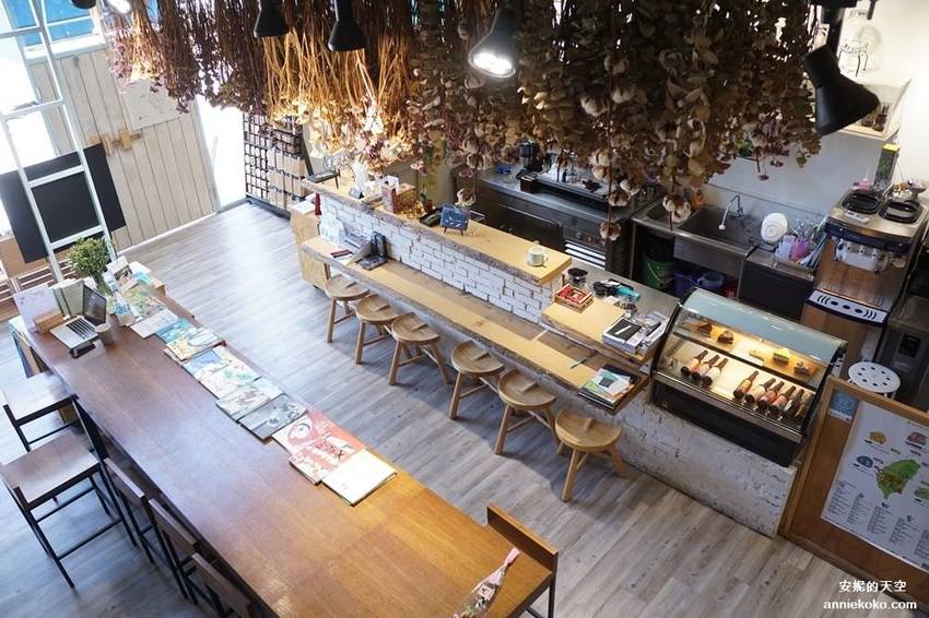 [基隆 見書店 ]充滿乾燥花的獨立書店 翻翻書喝杯咖啡 從see到sea的距離 - 安妮的天空