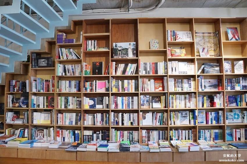 [基隆 見書店 ]充滿乾燥花的獨立書店 翻翻書喝杯咖啡 從see到sea的距離 - 安妮的天空