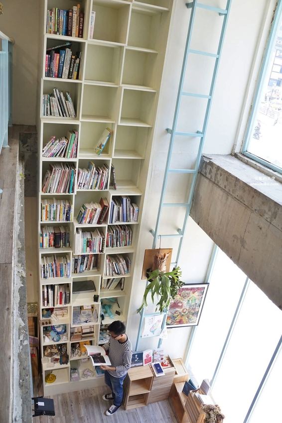[基隆 見書店 ]充滿乾燥花的獨立書店 翻翻書喝杯咖啡 從see到sea的距離 - 安妮的天空