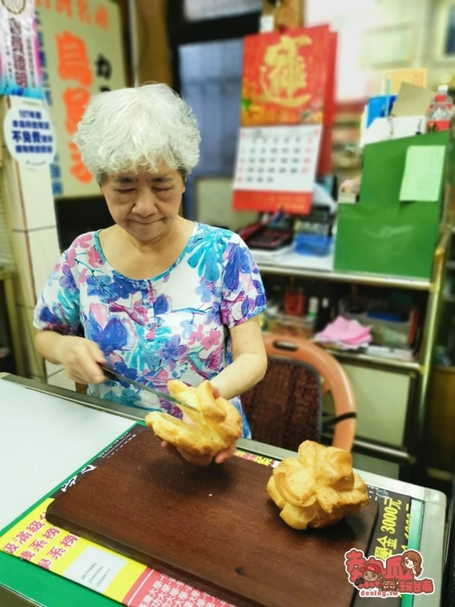 不隱藏的隱藏版！大菜市內的巨無霸泡芙這裡吃：百珍麵包蛋糕 - 熱血玩台南。跳躍新世界