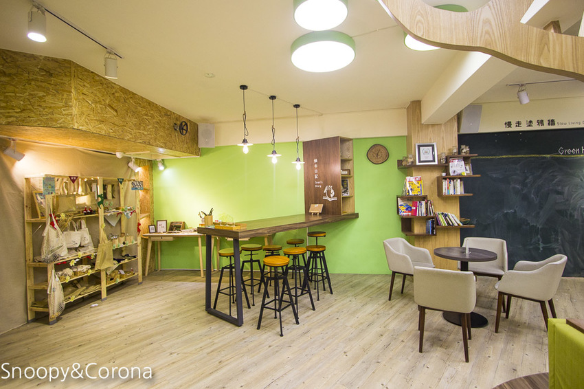 【台中住宿】逢甲親子住宿｜葉綠宿旅館Green Hotel～步行5分鐘到逢夜市，親子房有廚房玩具，13米高植生牆、陪睡小盆栽紓壓療癒