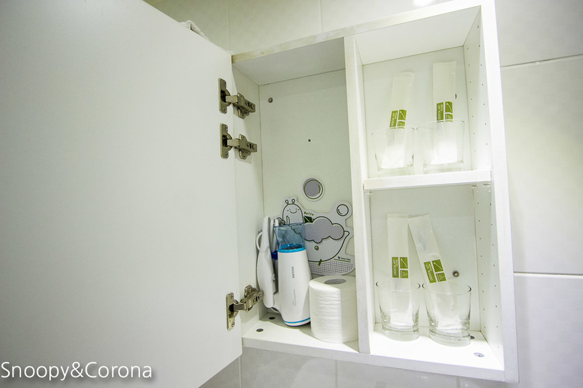 【台中住宿】逢甲親子住宿｜葉綠宿旅館Green Hotel～步行5分鐘到逢夜市，親子房有廚房玩具，13米高植生牆、陪睡小盆栽紓壓療癒