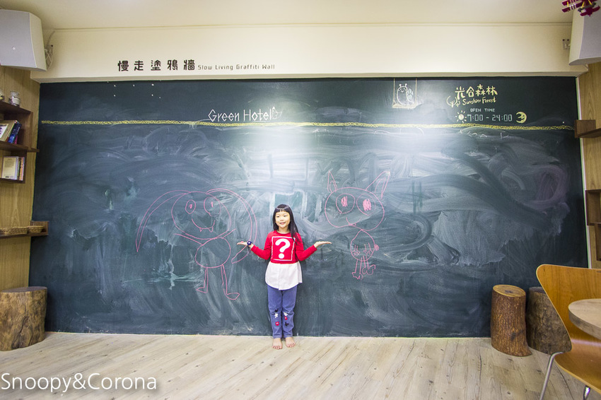 【台中住宿】逢甲親子住宿｜葉綠宿旅館Green Hotel～步行5分鐘到逢夜市，親子房有廚房玩具，13米高植生牆、陪睡小盆栽紓壓療癒