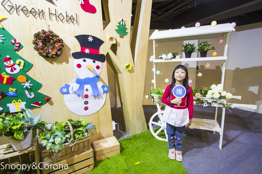 【台中住宿】逢甲親子住宿｜葉綠宿旅館Green Hotel～步行5分鐘到逢夜市，親子房有廚房玩具，13米高植生牆、陪睡小盆栽紓壓療癒