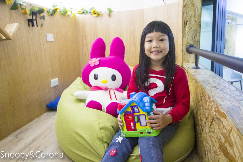 【台中住宿】逢甲親子住宿｜葉綠宿旅館Green Hotel～步行5分鐘到逢夜市，親子房有廚房玩具，13米高植生牆、陪睡小盆栽紓壓療癒