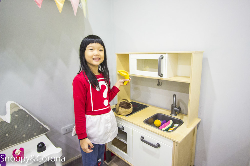 【台中住宿】逢甲親子住宿｜葉綠宿旅館Green Hotel～步行5分鐘到逢夜市，親子房有廚房玩具，13米高植生牆、陪睡小盆栽紓壓療癒