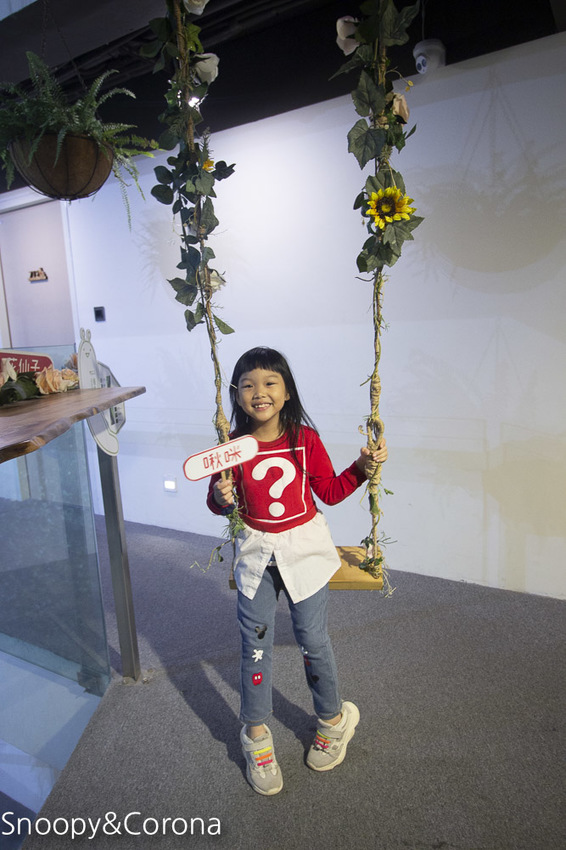 【台中住宿】逢甲親子住宿｜葉綠宿旅館Green Hotel～步行5分鐘到逢夜市，親子房有廚房玩具，13米高植生牆、陪睡小盆栽紓壓療癒