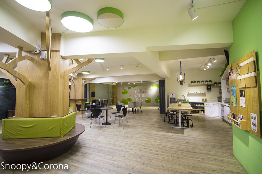 【台中住宿】逢甲親子住宿｜葉綠宿旅館Green Hotel～步行5分鐘到逢夜市，親子房有廚房玩具，13米高植生牆、陪睡小盆栽紓壓療癒