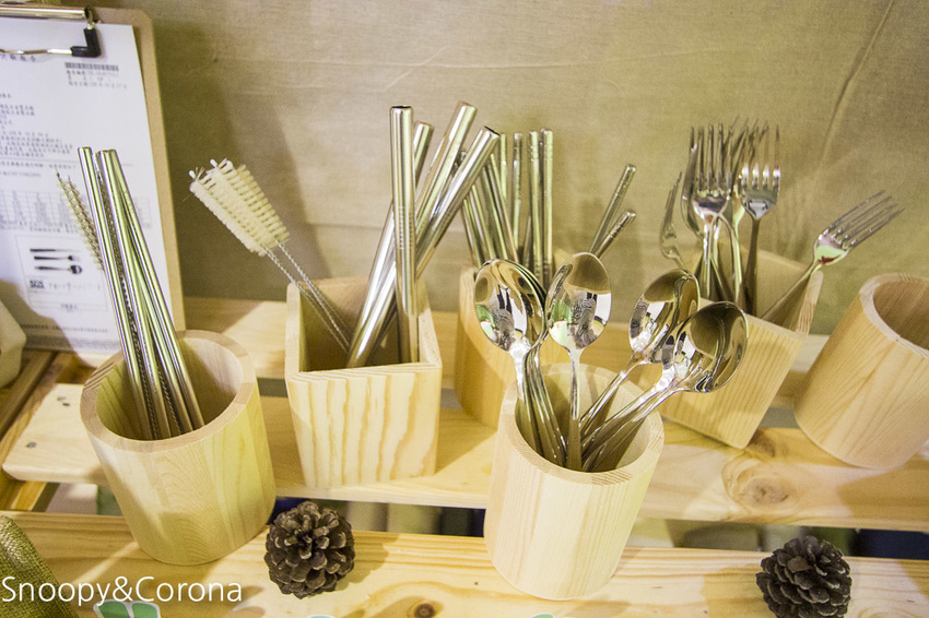 【台中住宿】逢甲親子住宿｜葉綠宿旅館Green Hotel～步行5分鐘到逢夜市，親子房有廚房玩具，13米高植生牆、陪睡小盆栽紓壓療癒