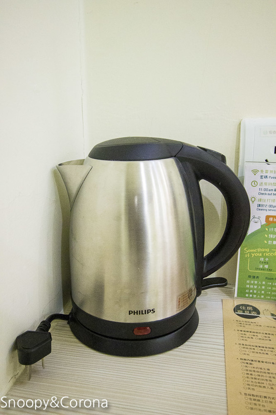 【台中住宿】逢甲親子住宿｜葉綠宿旅館Green Hotel～步行5分鐘到逢夜市，親子房有廚房玩具，13米高植生牆、陪睡小盆栽紓壓療癒