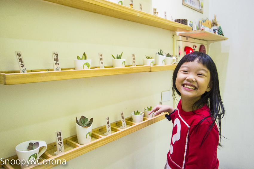 【台中住宿】逢甲親子住宿｜葉綠宿旅館Green Hotel～步行5分鐘到逢夜市，親子房有廚房玩具，13米高植生牆、陪睡小盆栽紓壓療癒