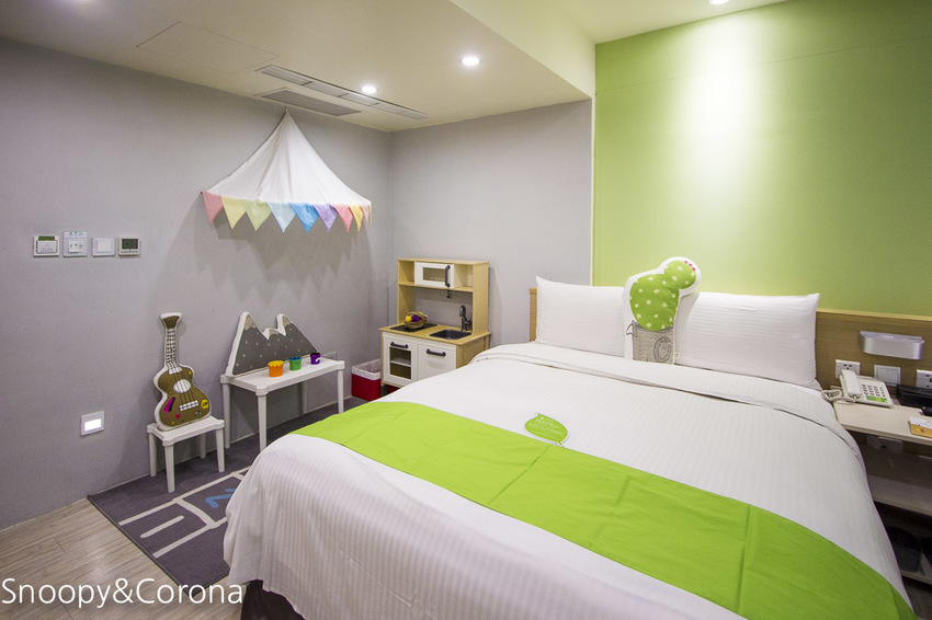 【台中住宿】逢甲親子住宿｜葉綠宿旅館Green Hotel～步行5分鐘到逢夜市，親子房有廚房玩具，13米高植生牆、陪睡小盆栽紓壓療癒