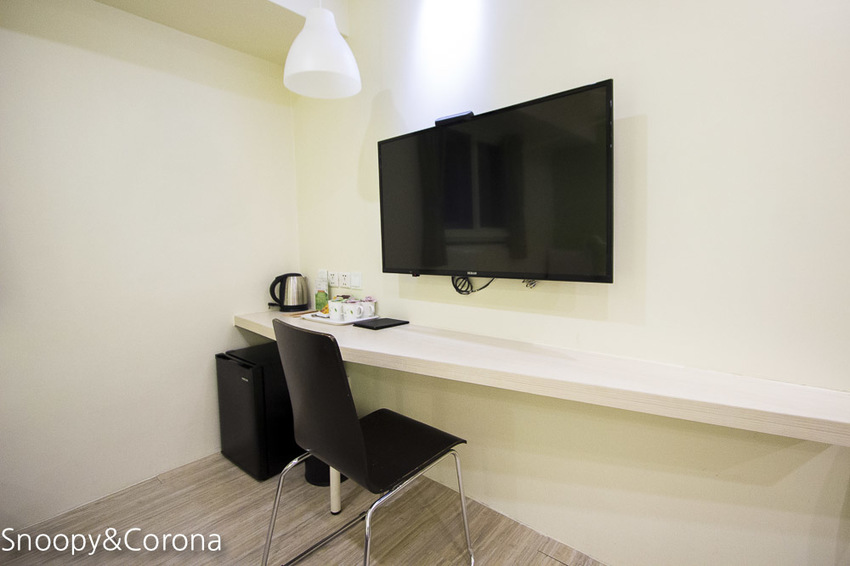 【台中住宿】逢甲親子住宿｜葉綠宿旅館Green Hotel～步行5分鐘到逢夜市，親子房有廚房玩具，13米高植生牆、陪睡小盆栽紓壓療癒