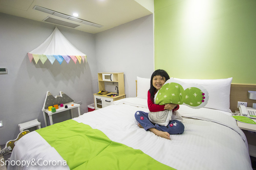 【台中住宿】逢甲親子住宿｜葉綠宿旅館Green Hotel～步行5分鐘到逢夜市，親子房有廚房玩具，13米高植生牆、陪睡小盆栽紓壓療癒