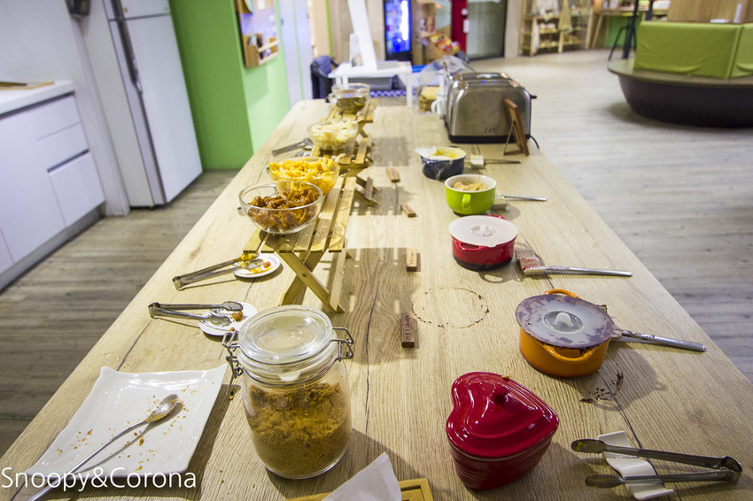 【台中住宿】逢甲親子住宿｜葉綠宿旅館Green Hotel～步行5分鐘到逢夜市，親子房有廚房玩具，13米高植生牆、陪睡小盆栽紓壓療癒