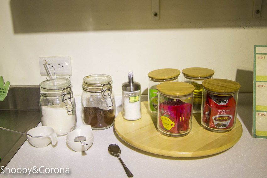 【台中住宿】逢甲親子住宿｜葉綠宿旅館Green Hotel～步行5分鐘到逢夜市，親子房有廚房玩具，13米高植生牆、陪睡小盆栽紓壓療癒