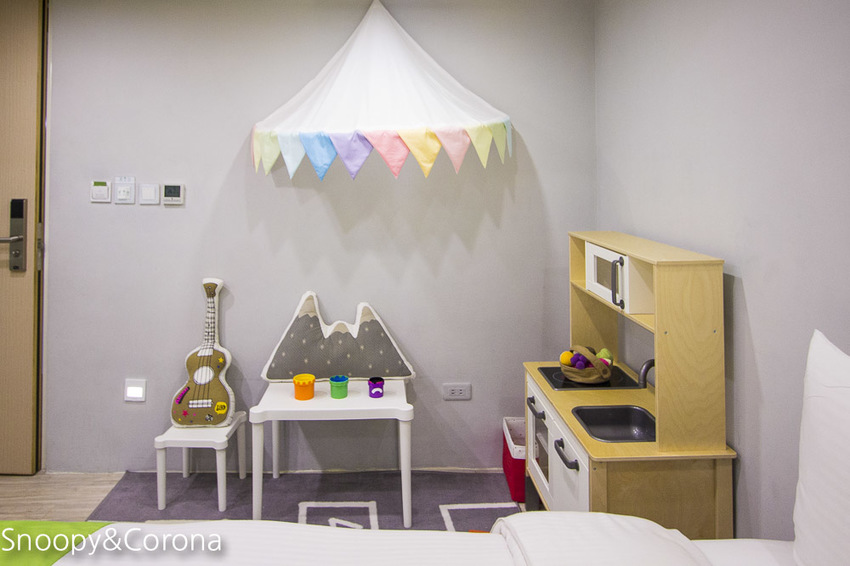 【台中住宿】逢甲親子住宿｜葉綠宿旅館Green Hotel～步行5分鐘到逢夜市，親子房有廚房玩具，13米高植生牆、陪睡小盆栽紓壓療癒