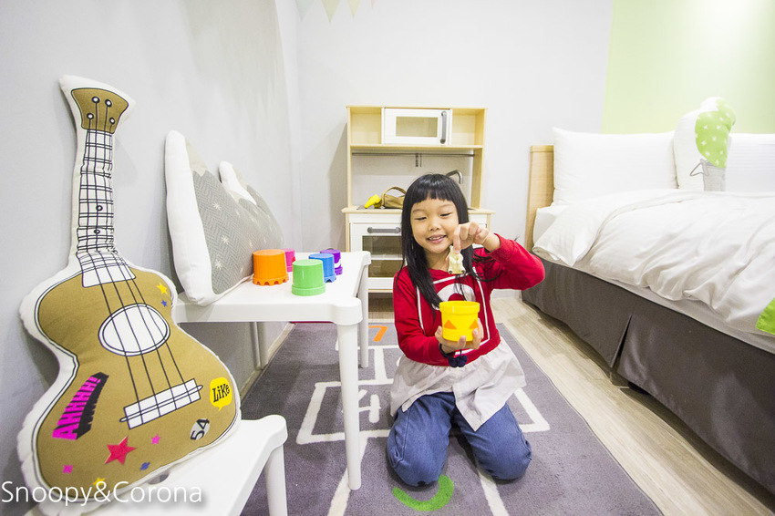 【台中住宿】逢甲親子住宿｜葉綠宿旅館Green Hotel～步行5分鐘到逢夜市，親子房有廚房玩具，13米高植生牆、陪睡小盆栽紓壓療癒