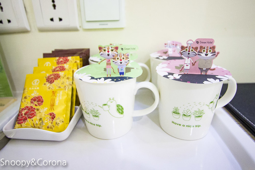 【台中住宿】逢甲親子住宿｜葉綠宿旅館Green Hotel～步行5分鐘到逢夜市，親子房有廚房玩具，13米高植生牆、陪睡小盆栽紓壓療癒