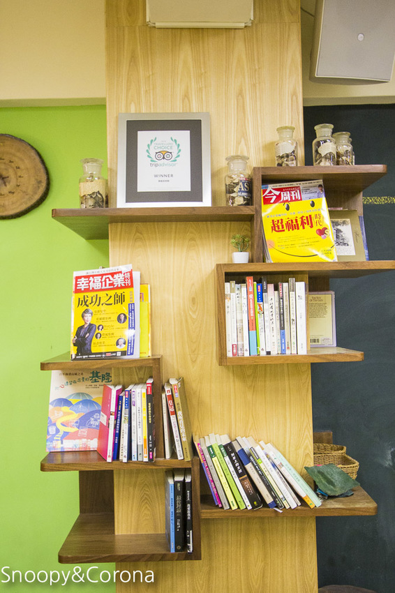 【台中住宿】逢甲親子住宿｜葉綠宿旅館Green Hotel～步行5分鐘到逢夜市，親子房有廚房玩具，13米高植生牆、陪睡小盆栽紓壓療癒