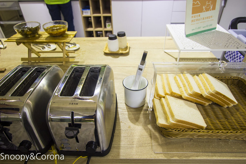 【台中住宿】逢甲親子住宿｜葉綠宿旅館Green Hotel～步行5分鐘到逢夜市，親子房有廚房玩具，13米高植生牆、陪睡小盆栽紓壓療癒