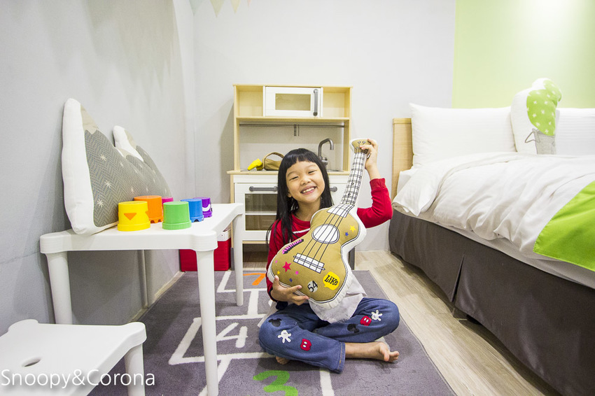 【台中住宿】逢甲親子住宿｜葉綠宿旅館Green Hotel～步行5分鐘到逢夜市，親子房有廚房玩具，13米高植生牆、陪睡小盆栽紓壓療癒