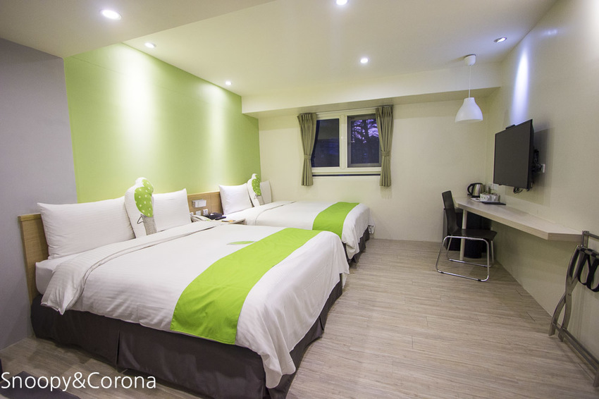 【台中住宿】逢甲親子住宿｜葉綠宿旅館Green Hotel～步行5分鐘到逢夜市，親子房有廚房玩具，13米高植生牆、陪睡小盆栽紓壓療癒