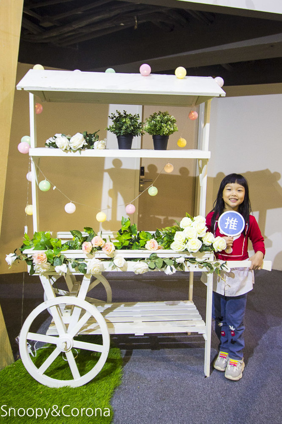 【台中住宿】逢甲親子住宿｜葉綠宿旅館Green Hotel～步行5分鐘到逢夜市，親子房有廚房玩具，13米高植生牆、陪睡小盆栽紓壓療癒