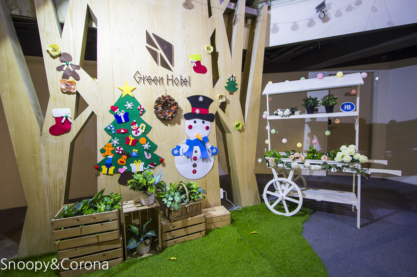 【台中住宿】逢甲親子住宿｜葉綠宿旅館Green Hotel～步行5分鐘到逢夜市，親子房有廚房玩具，13米高植生牆、陪睡小盆栽紓壓療癒