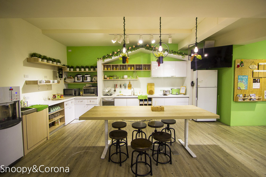 【台中住宿】逢甲親子住宿｜葉綠宿旅館Green Hotel～步行5分鐘到逢夜市，親子房有廚房玩具，13米高植生牆、陪睡小盆栽紓壓療癒