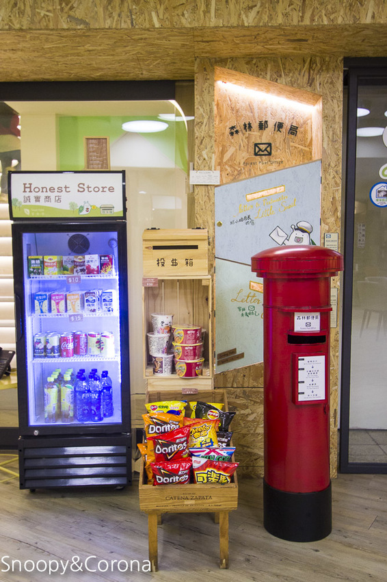 【台中住宿】逢甲親子住宿｜葉綠宿旅館Green Hotel～步行5分鐘到逢夜市，親子房有廚房玩具，13米高植生牆、陪睡小盆栽紓壓療癒