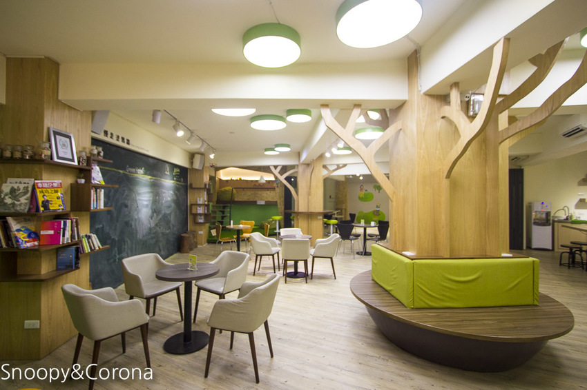 【台中住宿】逢甲親子住宿｜葉綠宿旅館Green Hotel～步行5分鐘到逢夜市，親子房有廚房玩具，13米高植生牆、陪睡小盆栽紓壓療癒