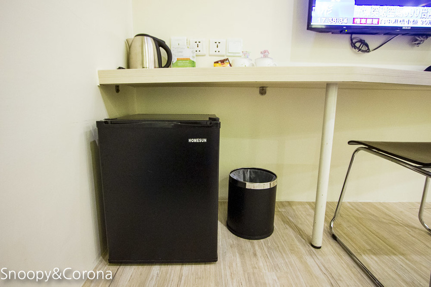 【台中住宿】逢甲親子住宿｜葉綠宿旅館Green Hotel～步行5分鐘到逢夜市，親子房有廚房玩具，13米高植生牆、陪睡小盆栽紓壓療癒