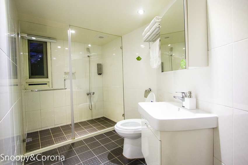 【台中住宿】逢甲親子住宿｜葉綠宿旅館Green Hotel～步行5分鐘到逢夜市，親子房有廚房玩具，13米高植生牆、陪睡小盆栽紓壓療癒