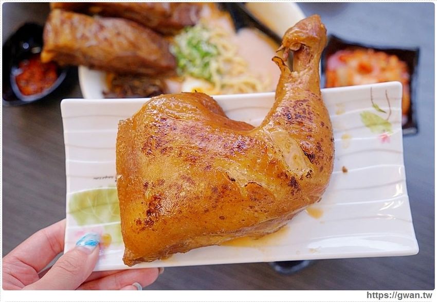 台中深夜拉麵，吃麵免費續湯、還有超限量大雞腿、霸氣豬肋排，一開店就滿滿人潮！