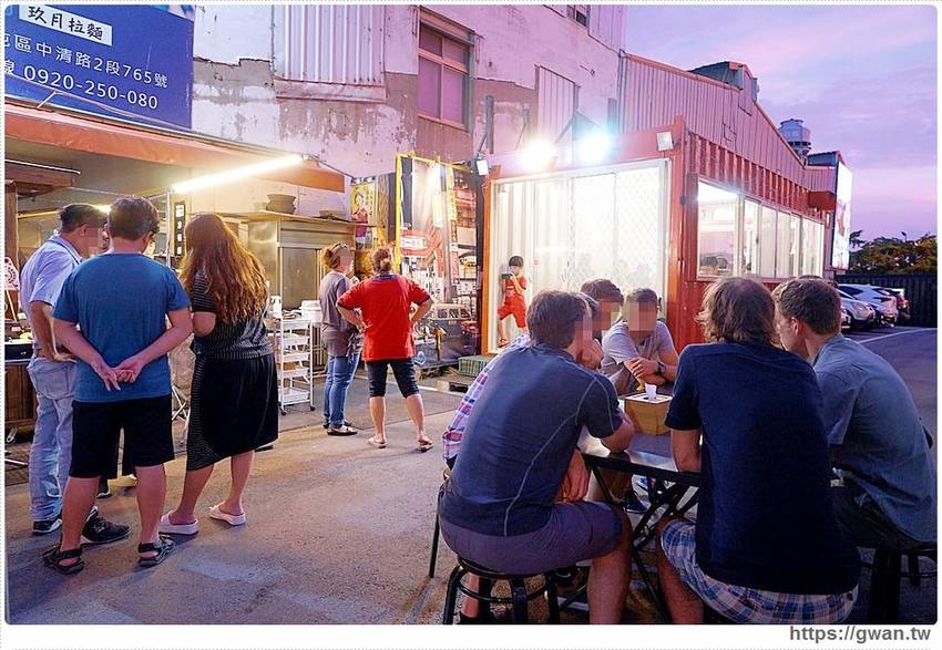 台中深夜拉麵，吃麵免費續湯、還有超限量大雞腿、霸氣豬肋排，一開店就滿滿人潮！