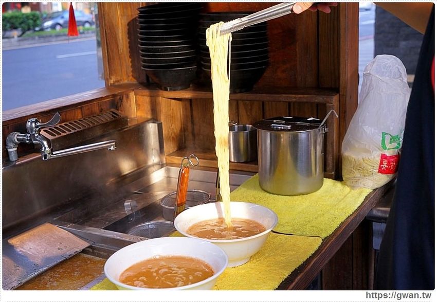 台中深夜拉麵，吃麵免費續湯、還有超限量大雞腿、霸氣豬肋排，一開店就滿滿人潮！