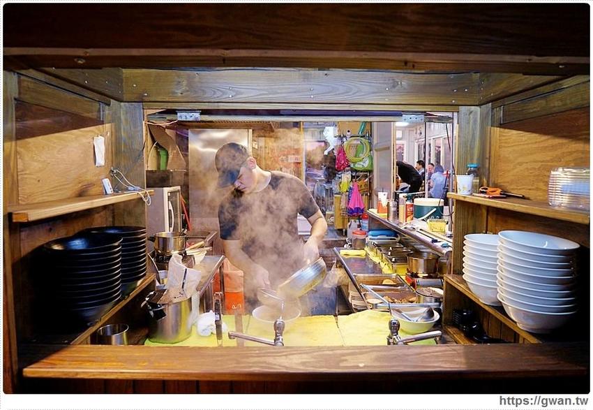 台中深夜拉麵，吃麵免費續湯、還有超限量大雞腿、霸氣豬肋排，一開店就滿滿人潮！