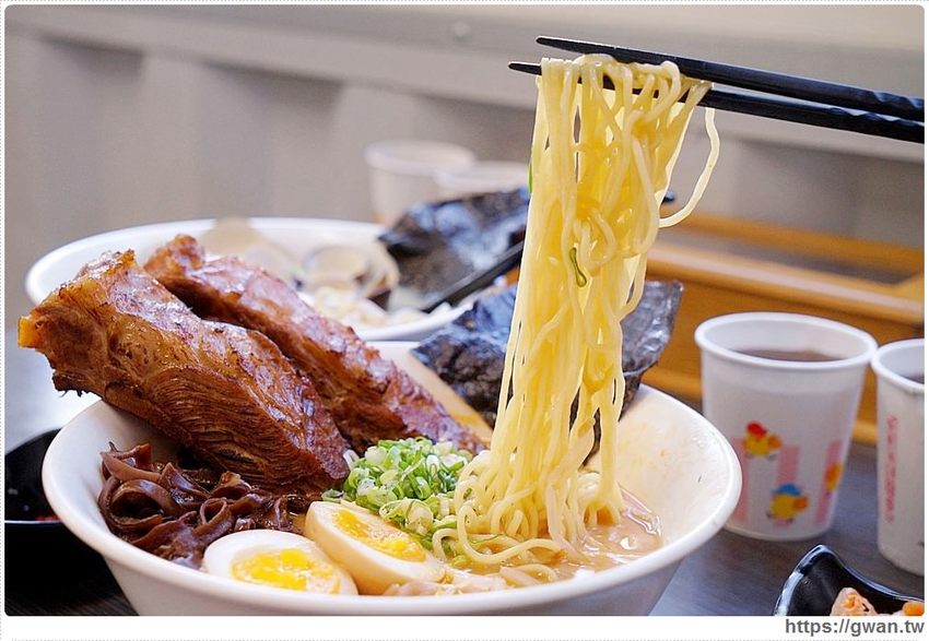 台中深夜拉麵，吃麵免費續湯、還有超限量大雞腿、霸氣豬肋排，一開店就滿滿人潮！