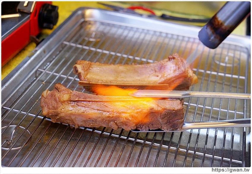 台中深夜拉麵，吃麵免費續湯、還有超限量大雞腿、霸氣豬肋排，一開店就滿滿人潮！