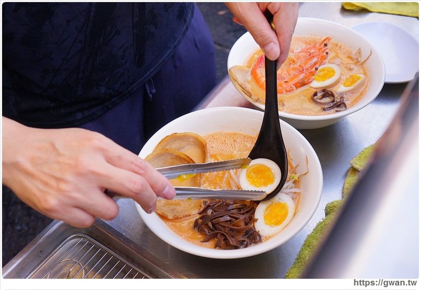 台中深夜拉麵，吃麵免費續湯、還有超限量大雞腿、霸氣豬肋排，一開店就滿滿人潮！