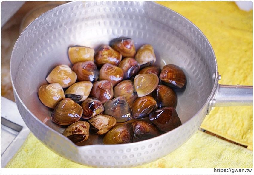 台中深夜拉麵，吃麵免費續湯、還有超限量大雞腿、霸氣豬肋排，一開店就滿滿人潮！