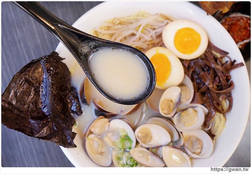 台中深夜拉麵，吃麵免費續湯、還有超限量大雞腿、霸氣豬肋排，一開店就滿滿人潮！