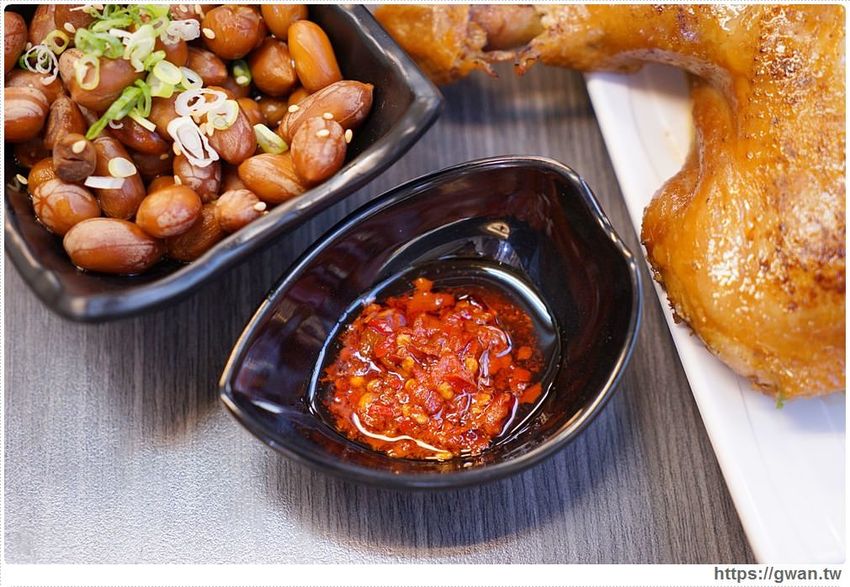 台中深夜拉麵，吃麵免費續湯、還有超限量大雞腿、霸氣豬肋排，一開店就滿滿人潮！