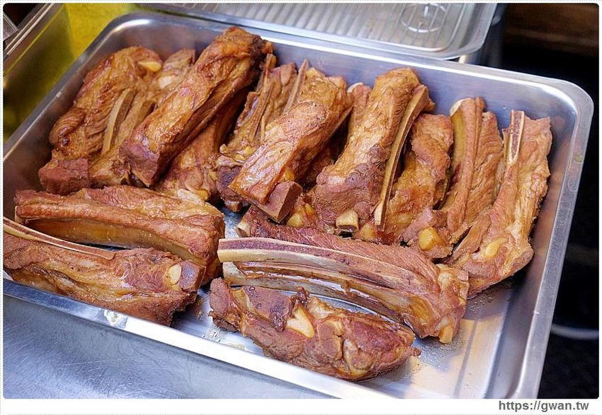 台中深夜拉麵，吃麵免費續湯、還有超限量大雞腿、霸氣豬肋排，一開店就滿滿人潮！