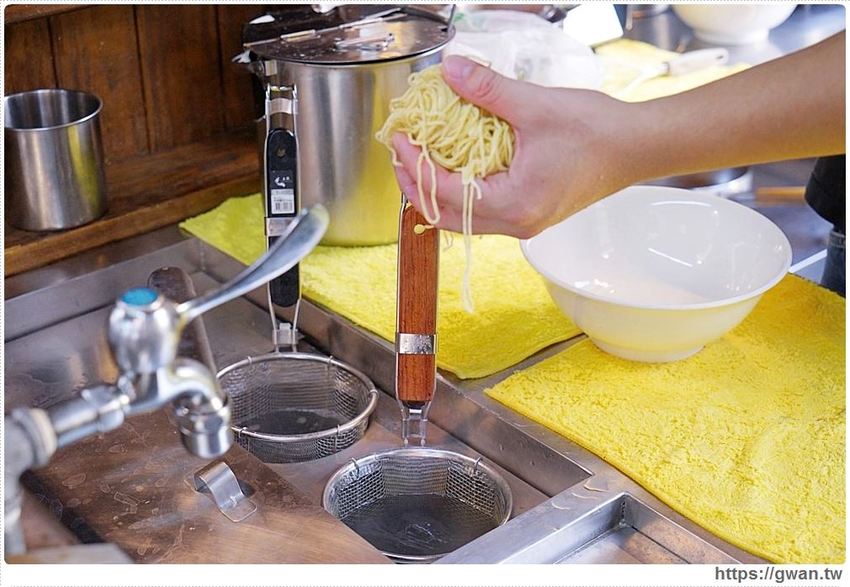 台中深夜拉麵，吃麵免費續湯、還有超限量大雞腿、霸氣豬肋排，一開店就滿滿人潮！