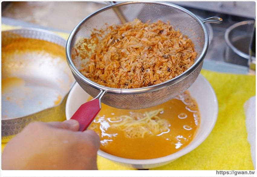 台中深夜拉麵，吃麵免費續湯、還有超限量大雞腿、霸氣豬肋排，一開店就滿滿人潮！